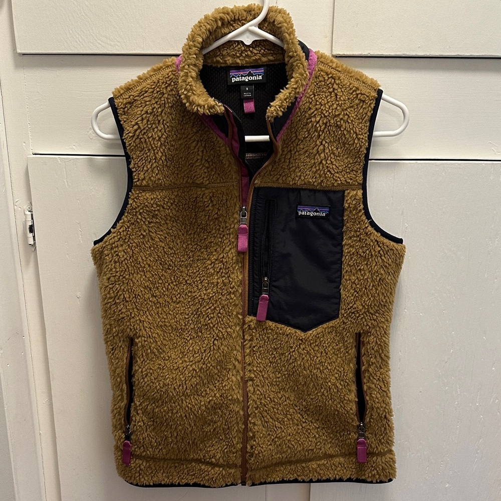 Patagonia Womens Brown Sherpa Vest with Black Chest Pocket and Pink Accents S